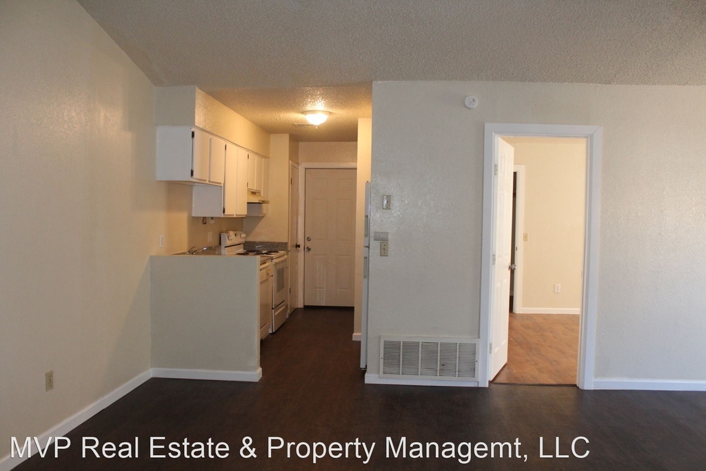 300 Hudson Pl - Photo 2