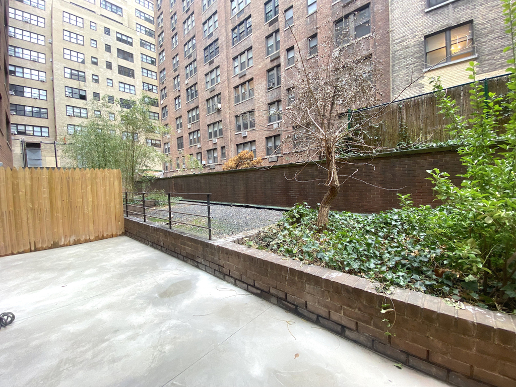 East 56th Street - Photo 6