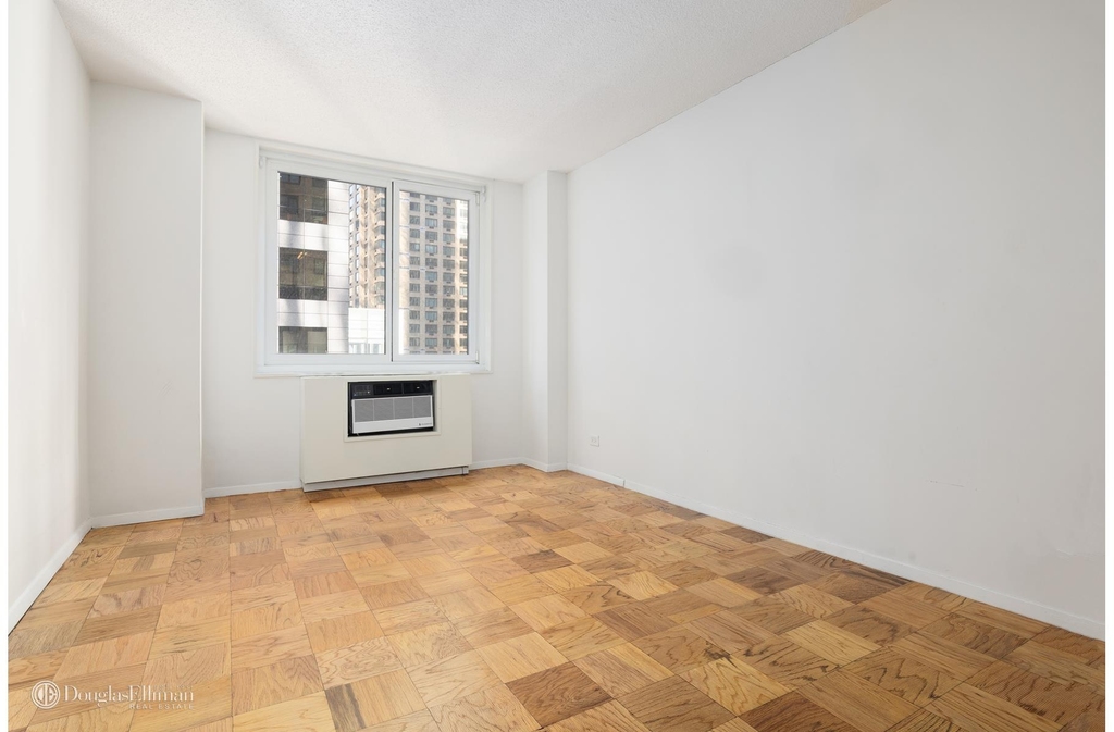 230 W 55th St - Photo 3