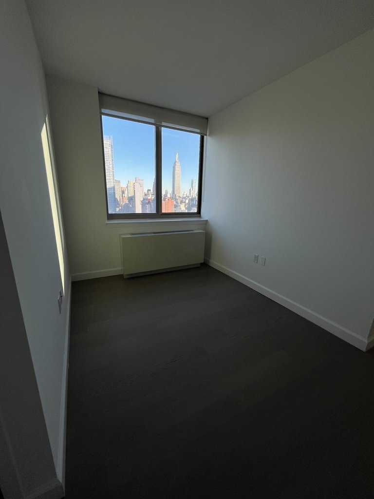 10th Avenue - Photo 12