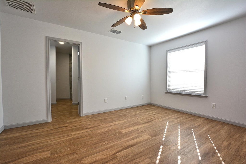 1207 Essex - Photo 11