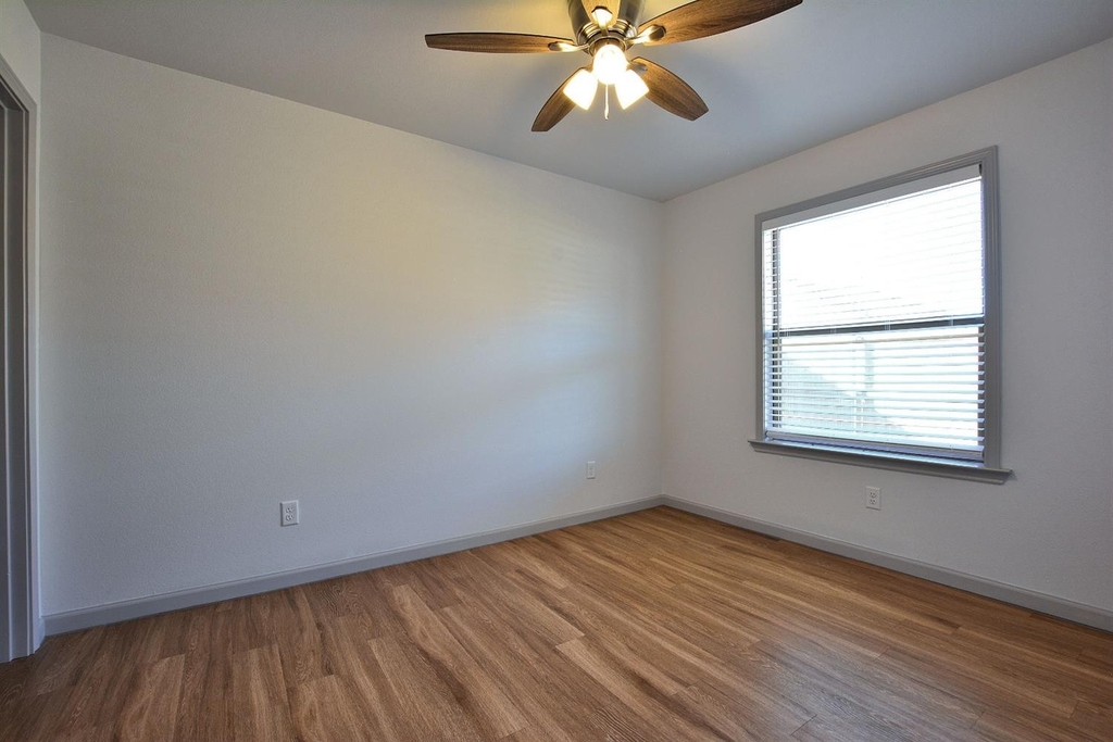 1207 Essex - Photo 15