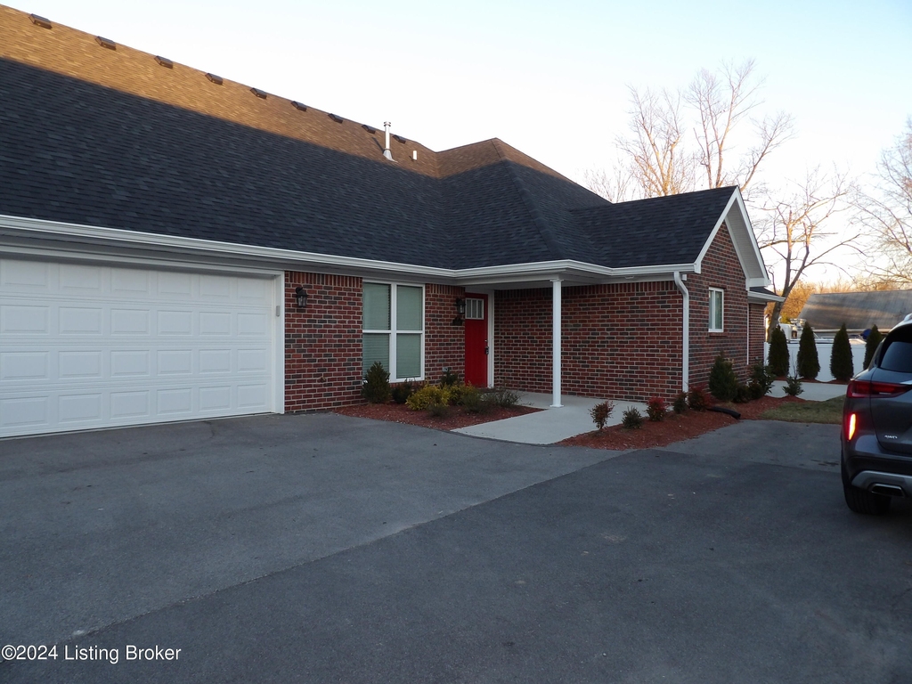 406 Eagle Pointe Dr - Photo 0