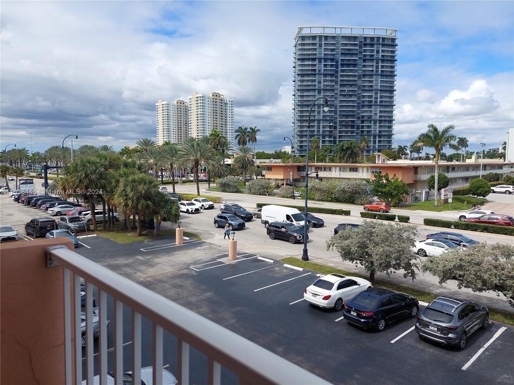 2200 E Hallandale Beach Blvd - Photo 4