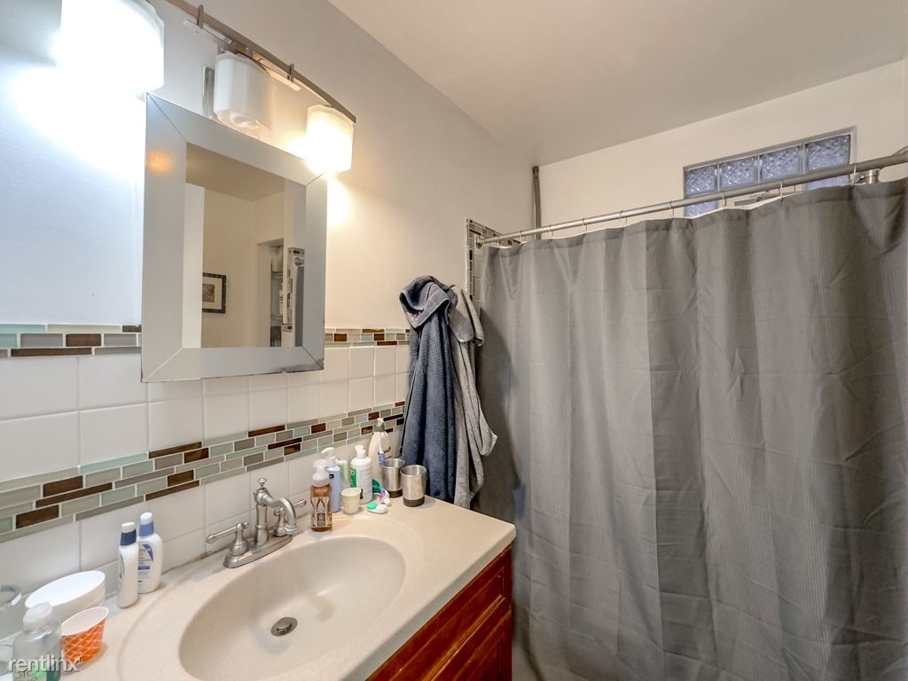 3245 N. Lakewood, Unit 8 - Photo 7