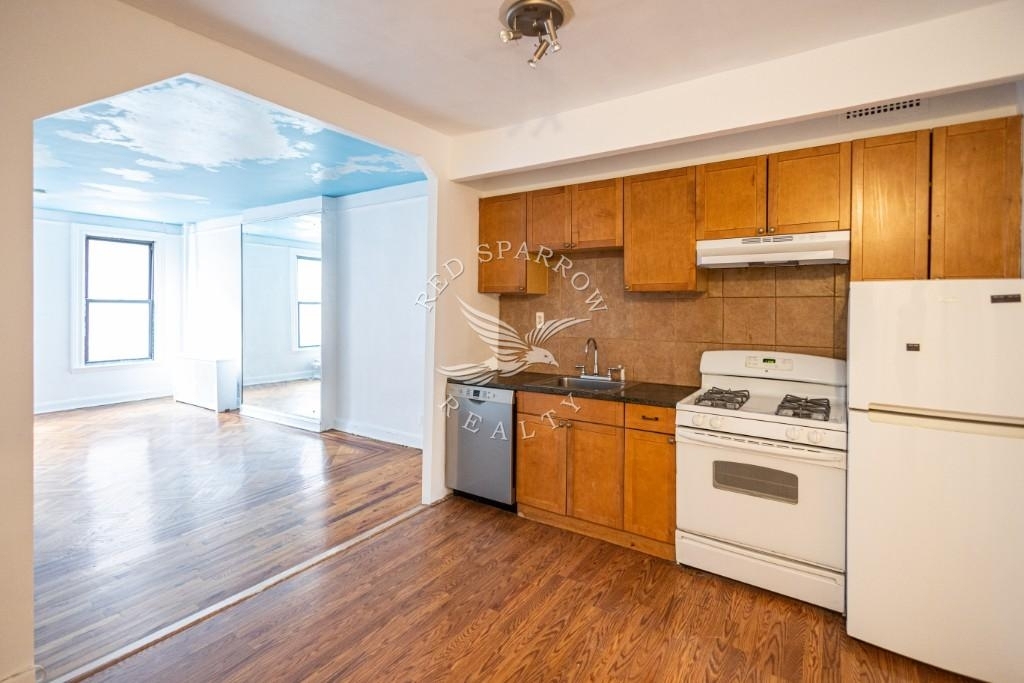 1413 Lexington Avenue - Photo 3