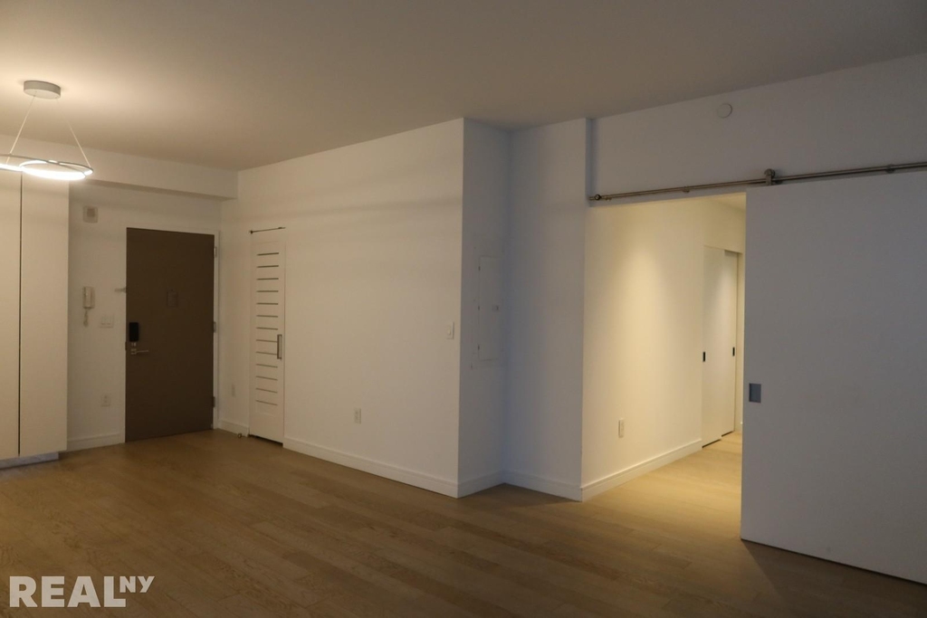 572 Eleventh Avenue - Photo 4