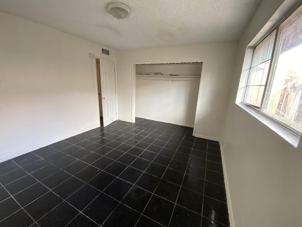 1108 Monterey Street - Photo 2