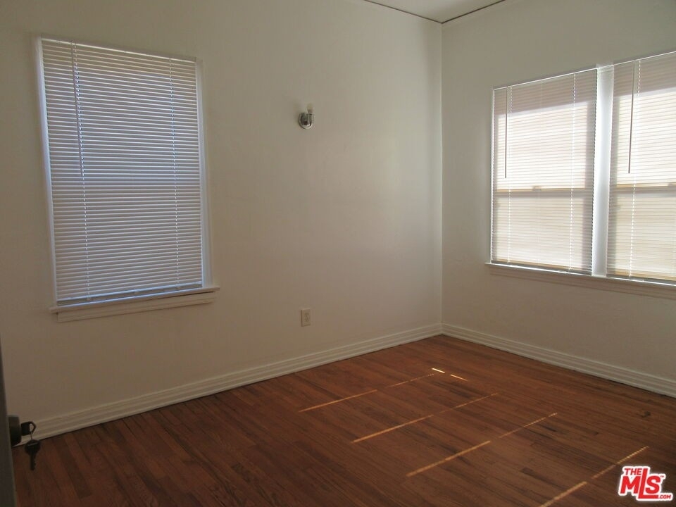 2534 Vineyard Ave - Photo 6