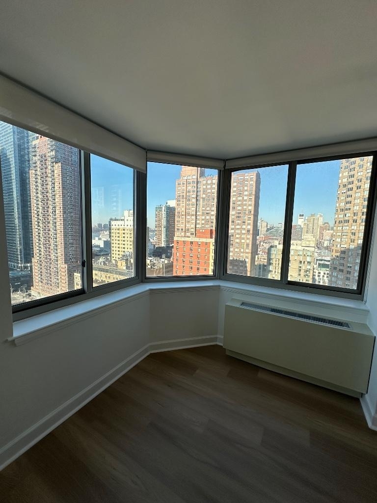 10th Avenue - Photo 11