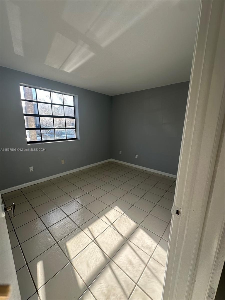 1080 N Franklin Ave - Photo 14