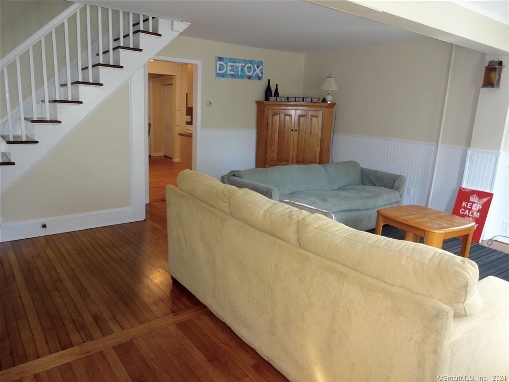 128 College Place - Photo 2