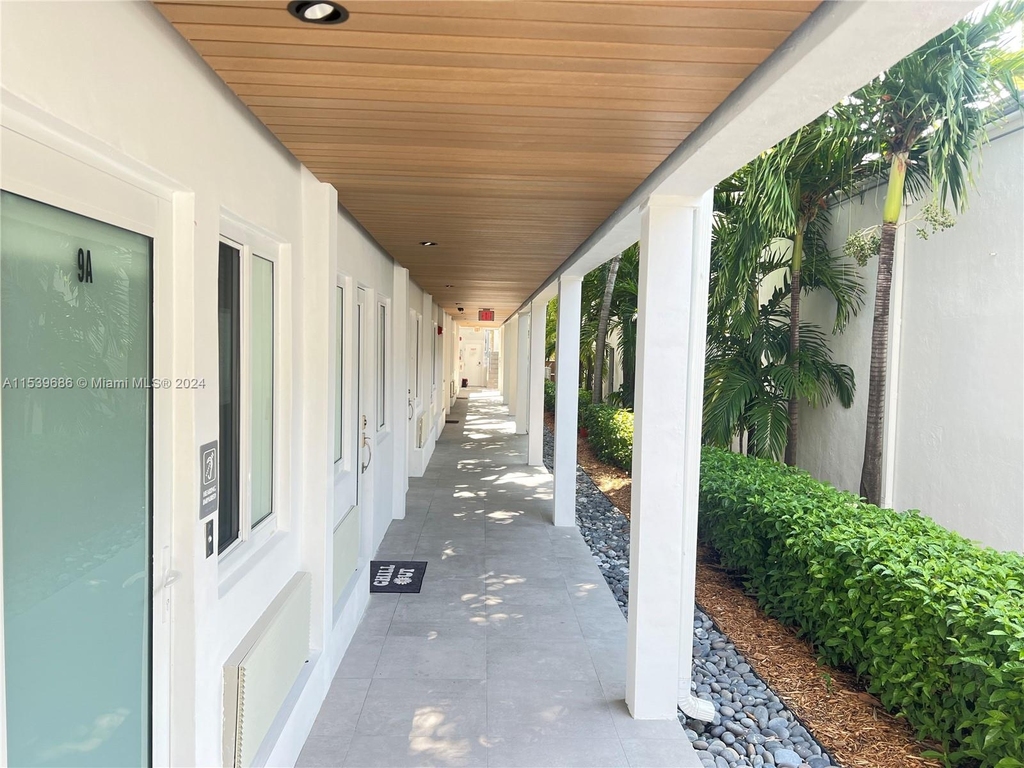 220 Collins Ave - Photo 10