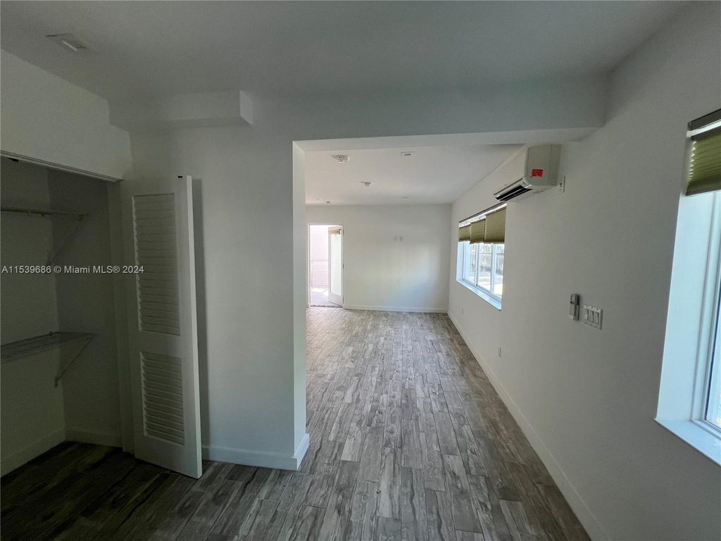 220 Collins Ave - Photo 8