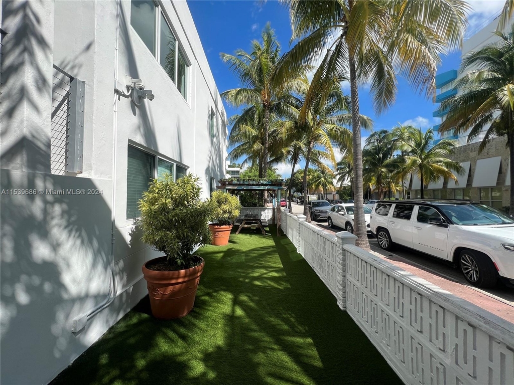220 Collins Ave - Photo 11