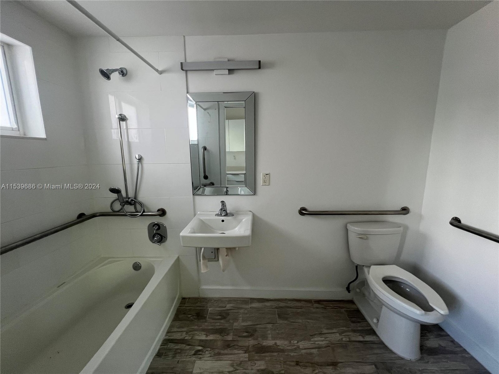 220 Collins Ave - Photo 5