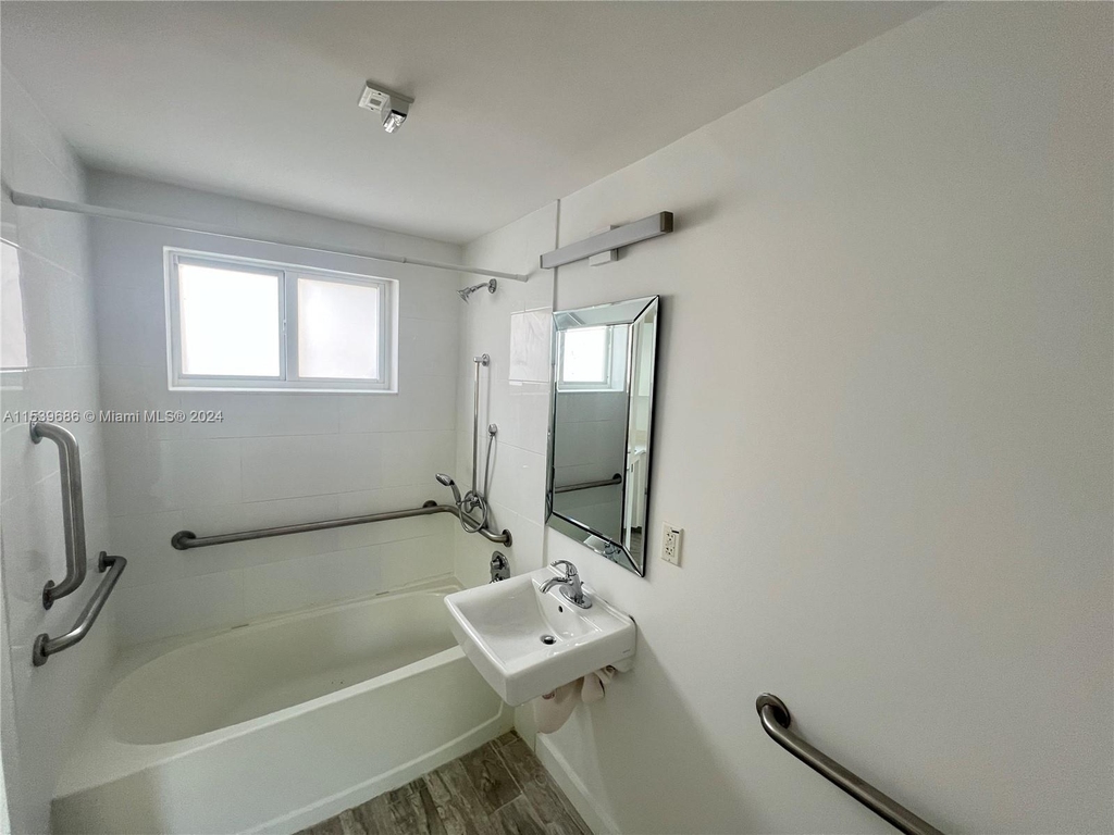 220 Collins Ave - Photo 6