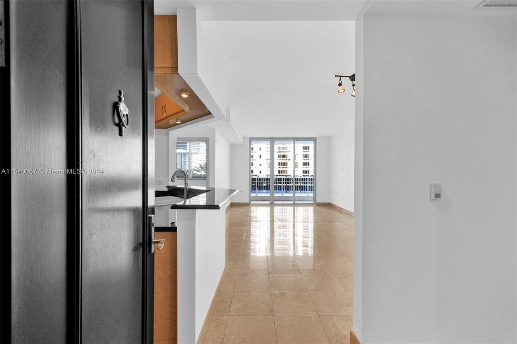 801 Brickell Key Blvd - Photo 2