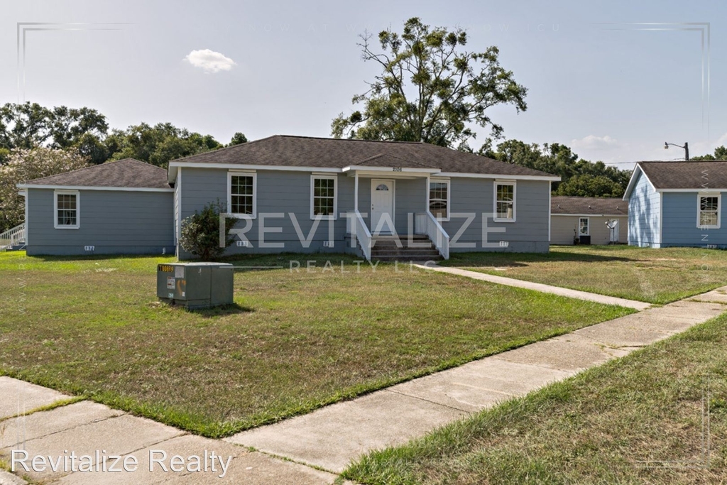 2104 Woodlawn Dr N - Photo 0