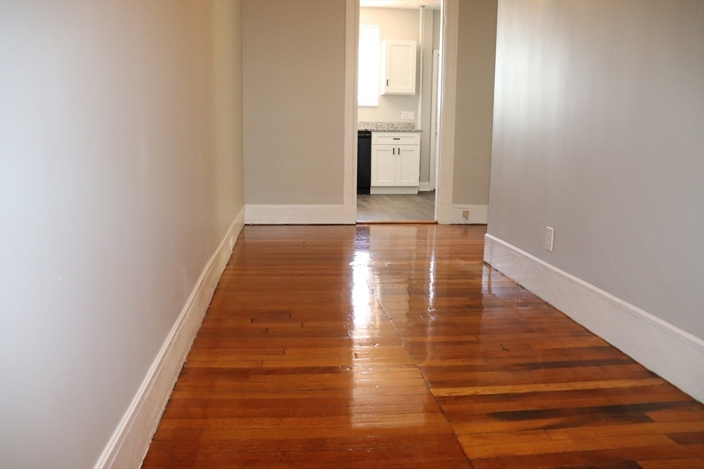 82 Brooks St - Photo 2