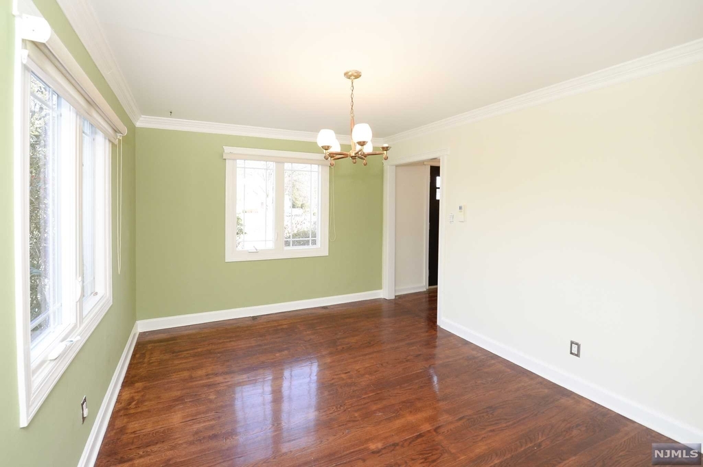 869 South Maple Avenue - Photo 2