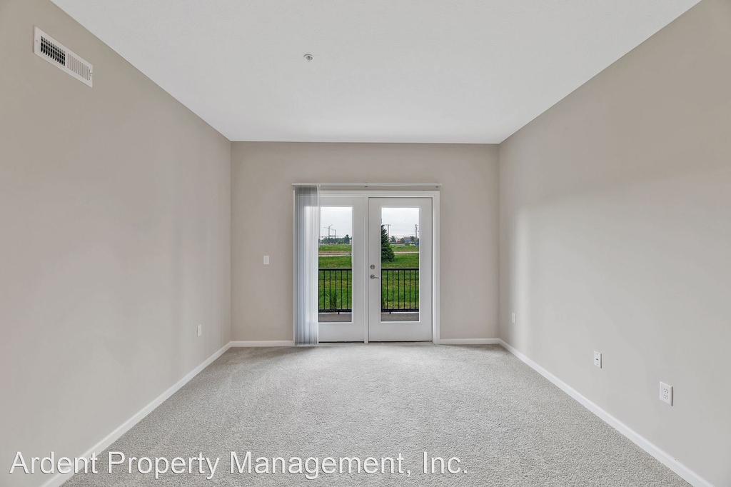 4100 Lakeview Crossing - Photo 2