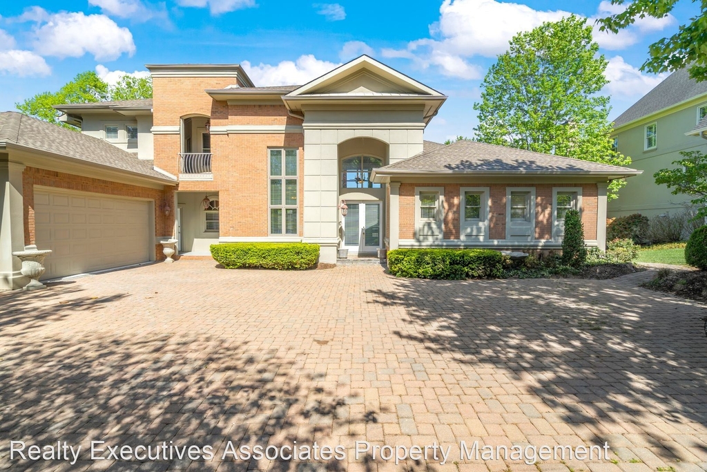 900 Fairway Oaks Lane - Photo 0