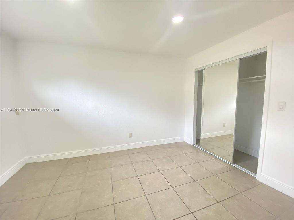 1025 Nw 7th Ave - Photo 5