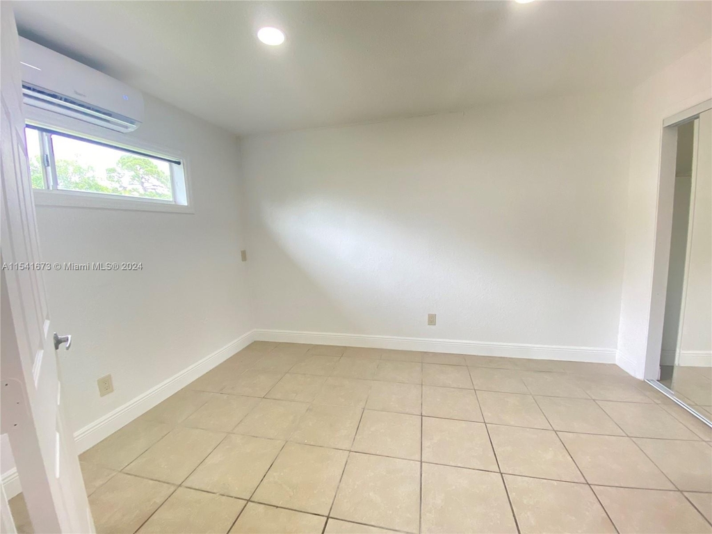 1025 Nw 7th Ave - Photo 6