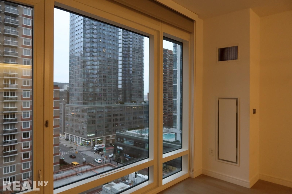 572 Eleventh Avenue - Photo 3