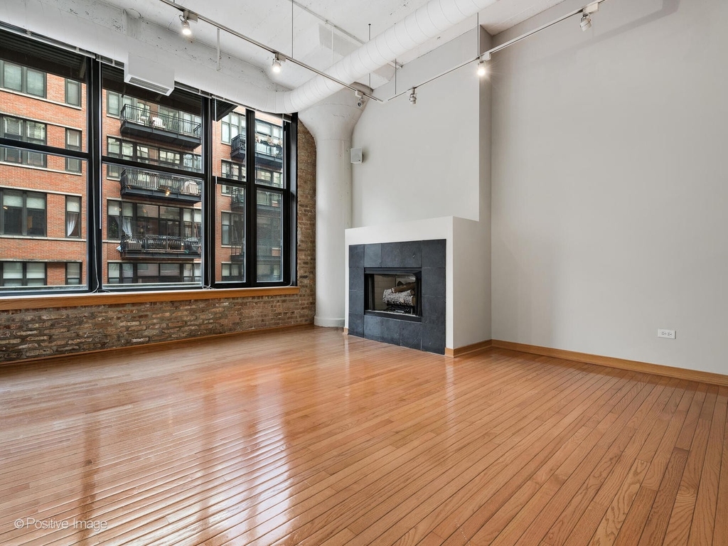 333 W Hubbard Street - Photo 1