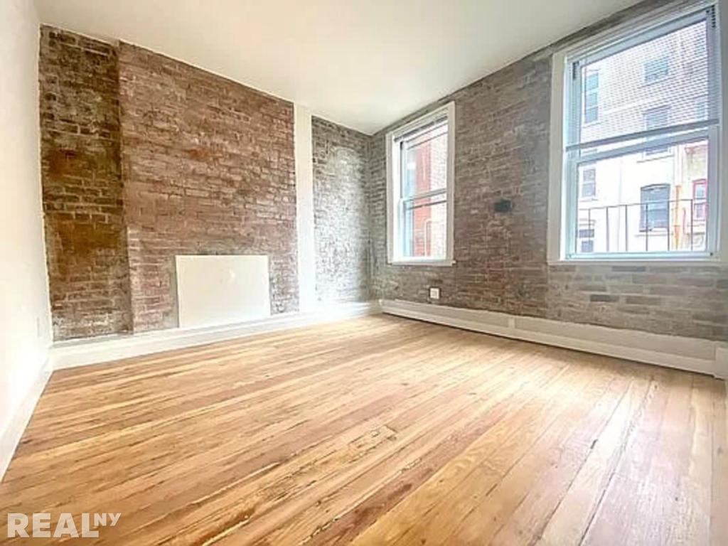 33 Crosby Street - Photo 2