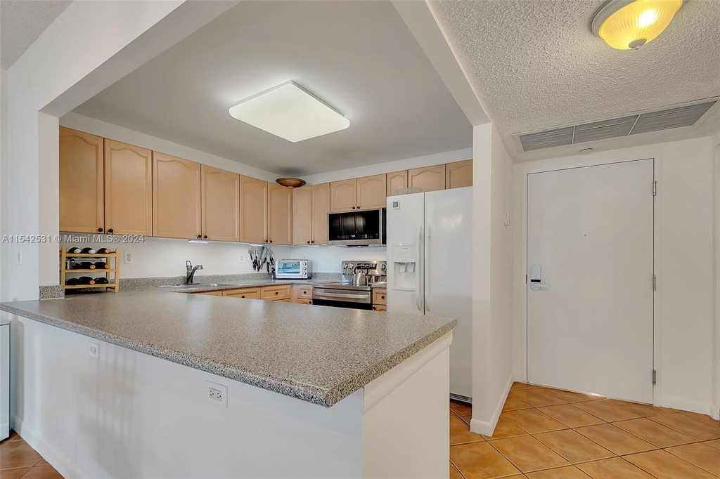 2301 Collins Ave - Photo 11