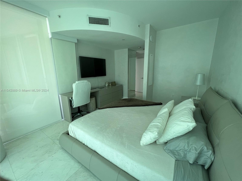 17121 Collins Ave - Photo 18