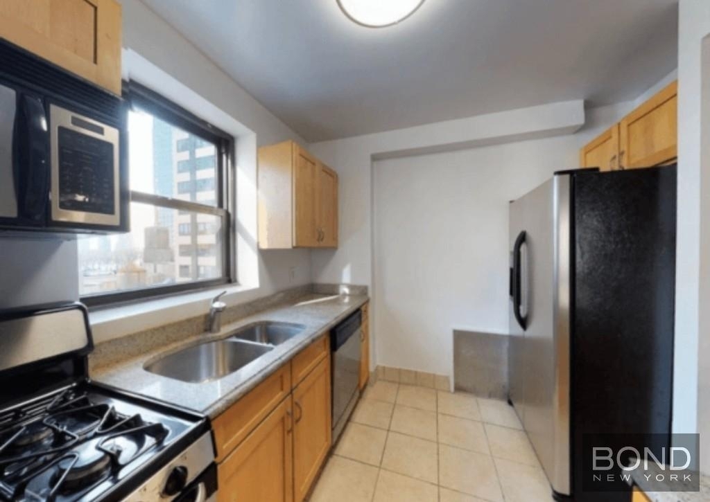 301 East 47th Street - Photo 3