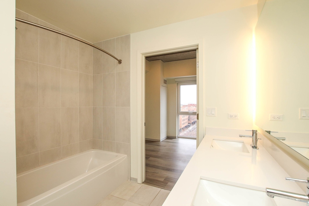 343 W Schiller Street - Photo 12