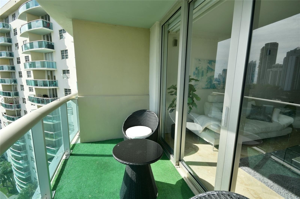 19370 Collins Ave - Photo 3