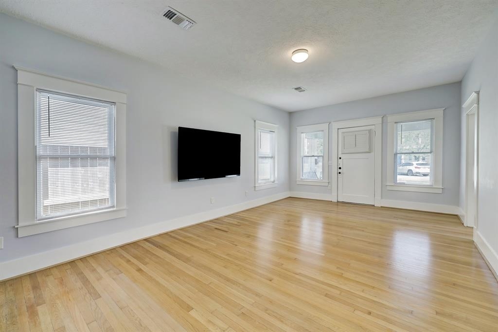 224 W 23rd Street - Photo 8