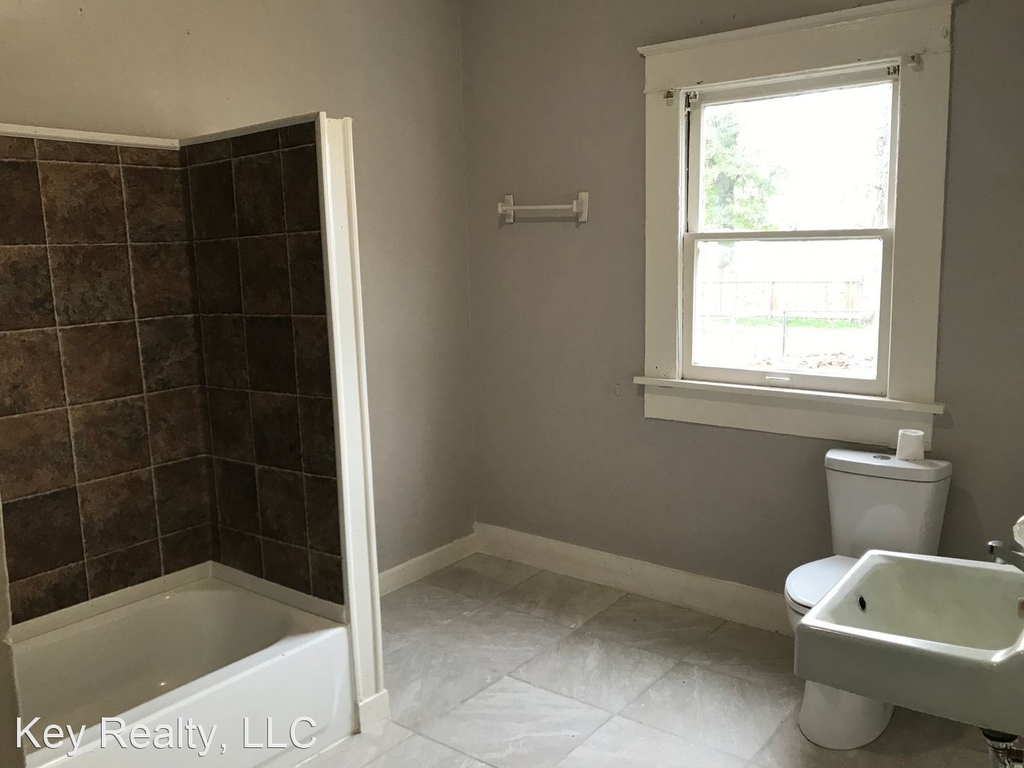 2402 Lee St. - Photo 5