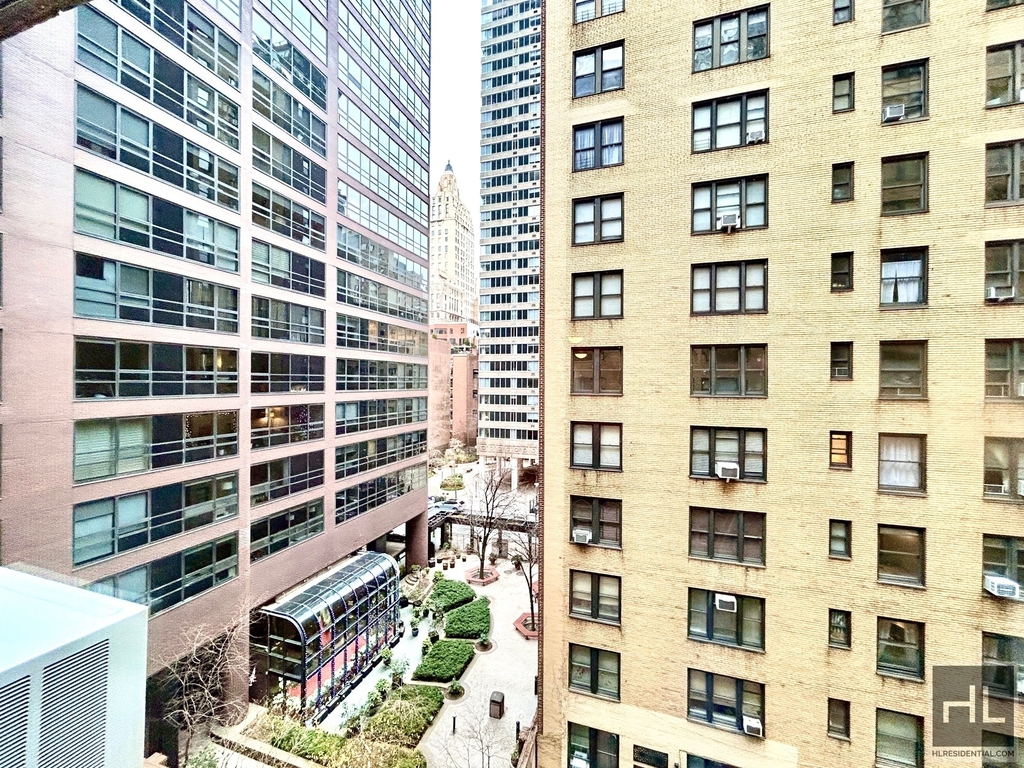 East 55 Street - Photo 1