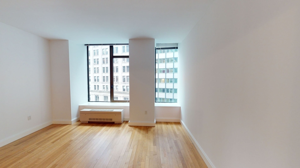 10 Hanover Square - Photo 1