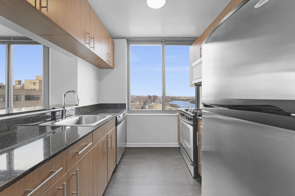 East 92nd Street - Photo 6