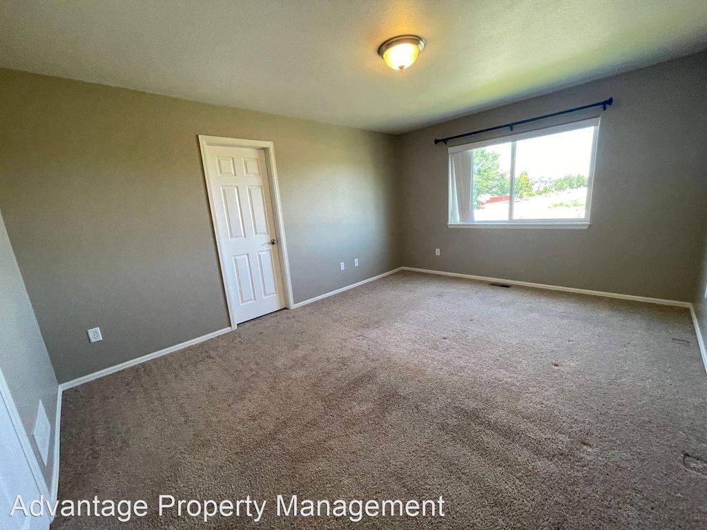 2402 Ballard Lane - Photo 12