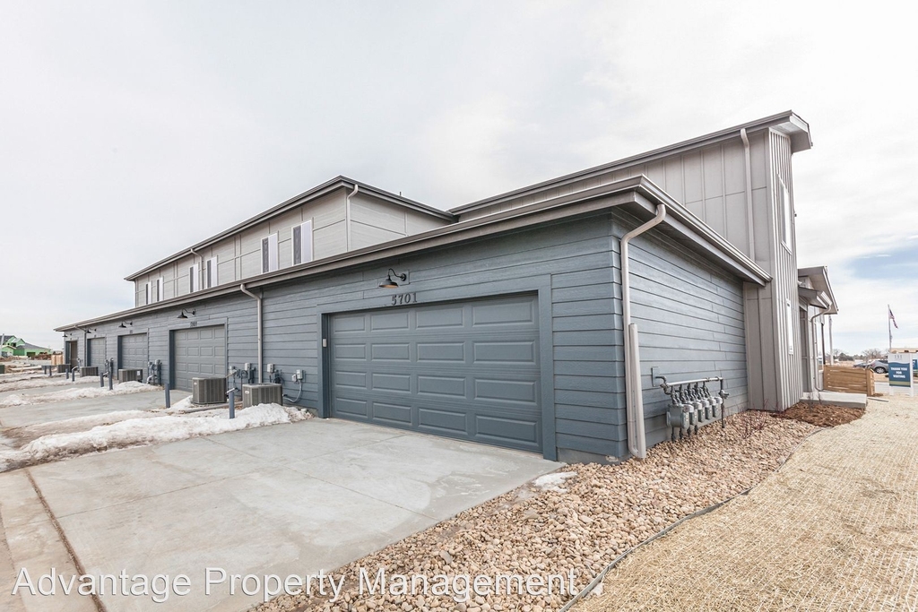 4880 Denys Drive - Photo 4