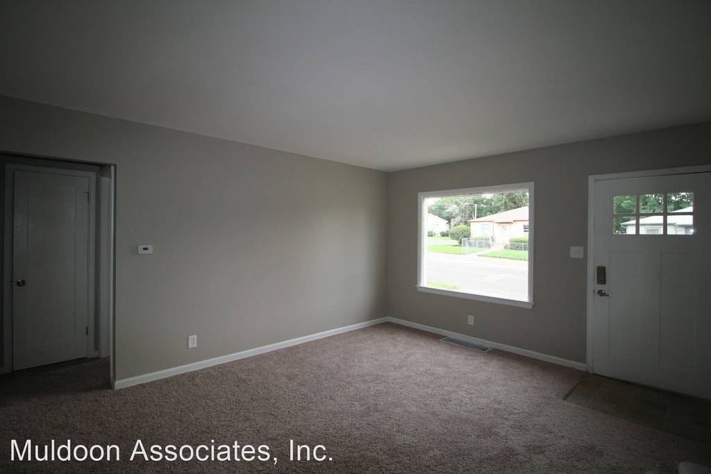 1120 E Columbia St - Photo 2