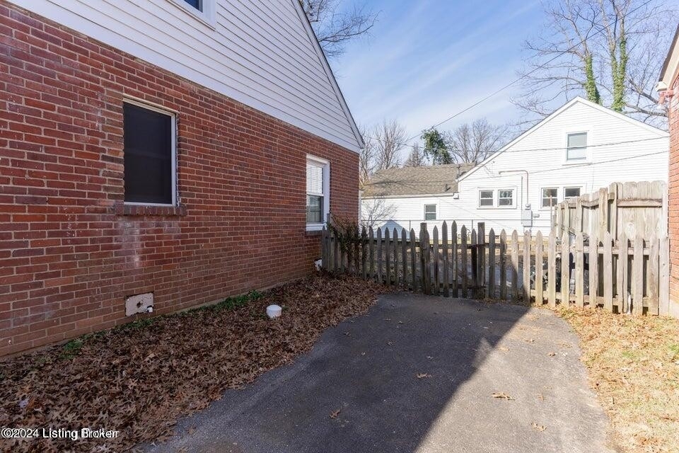 2531 Clarendon Ave - Photo 3