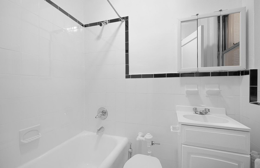 208 West 23rd Street - Photo 3