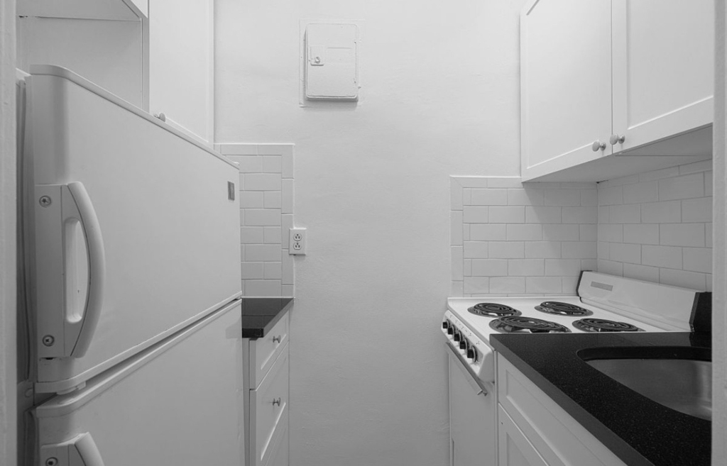 208 West 23rd Street - Photo 2