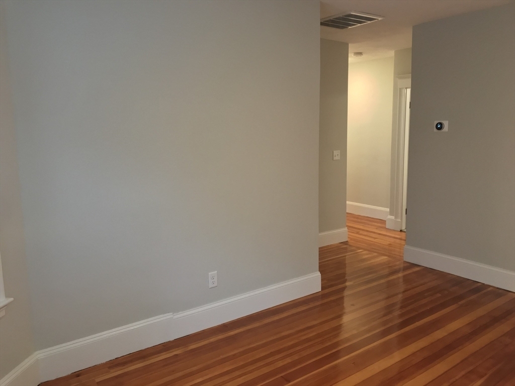 305 Highland Ave - Photo 2