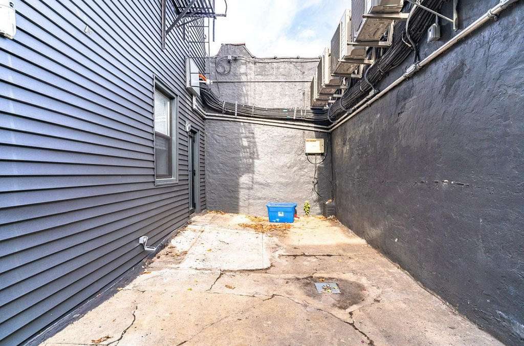 644 Lorimer Street - Photo 11